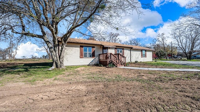 single story home with a front yard