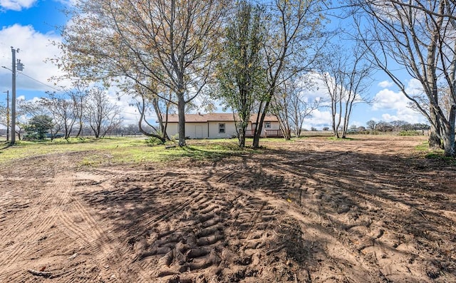 view of yard featuring a rural view