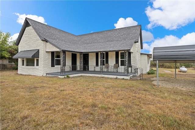 view of front of house featuring covered porch, a front lawn, and a carport