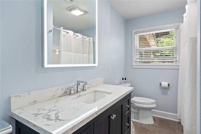 full bathroom featuring curtained shower, baseboards, vanity, and toilet