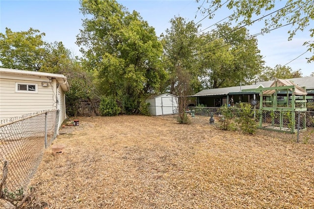 view of yard featuring a shed