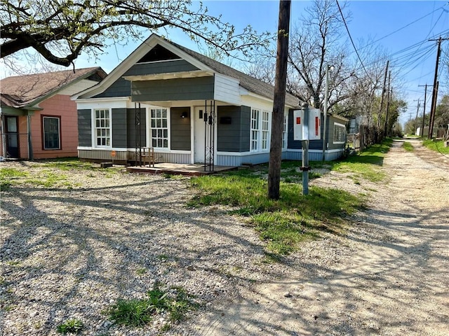 view of front of property featuring a porch