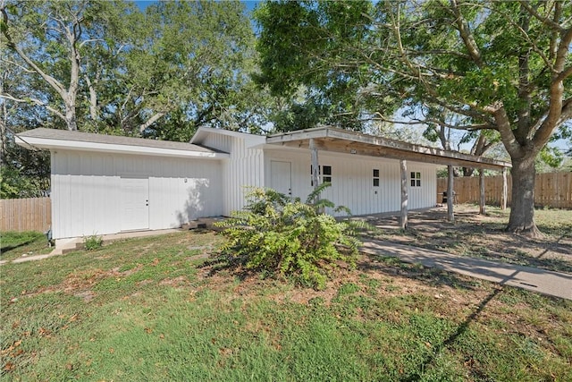 view of front of home featuring a front lawn