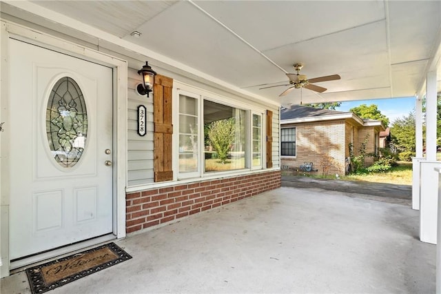 entrance to property with ceiling fan