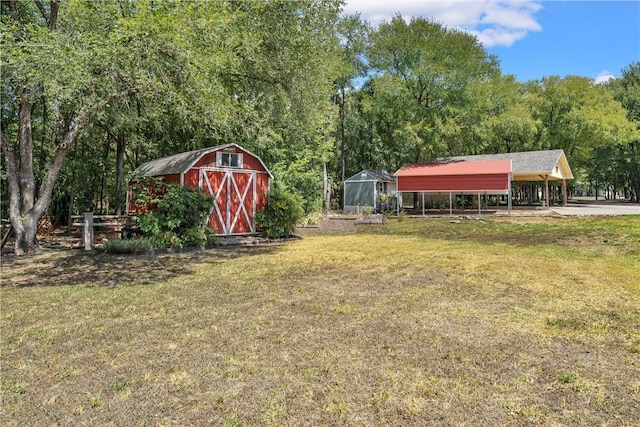 view of yard with an outdoor structure