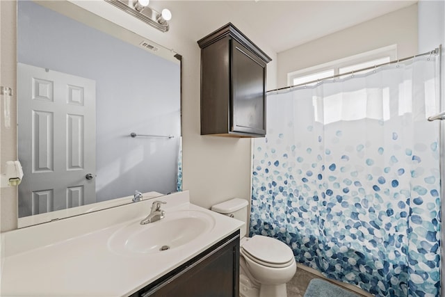 bathroom with a shower with curtain, vanity, and toilet