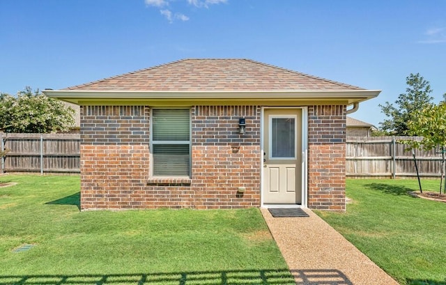 view of front of house with a front lawn