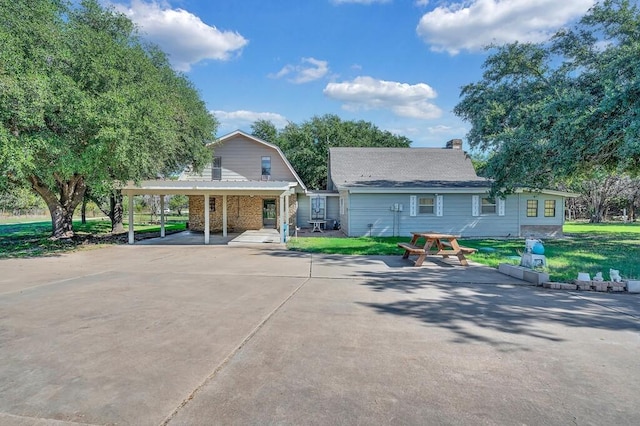 view of front of property featuring a front yard