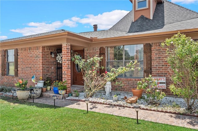 view of front of property with a front lawn