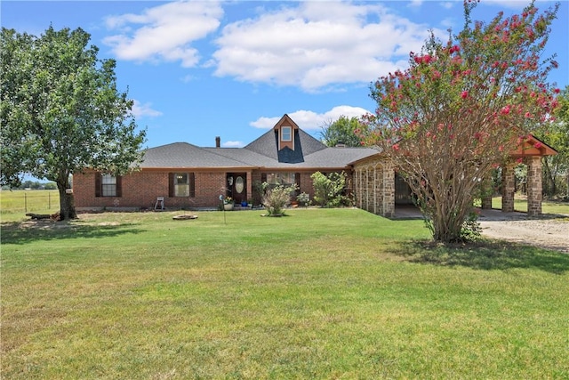 view of front of property featuring a front yard