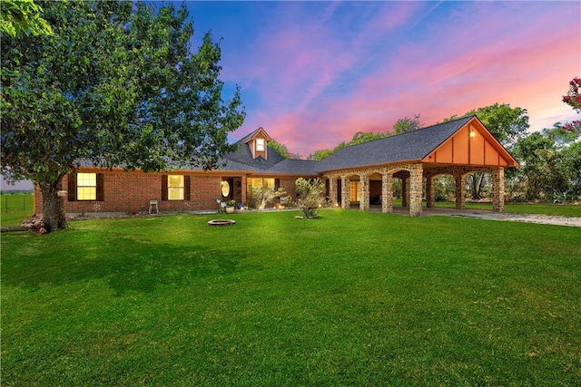 view of front of property featuring a lawn