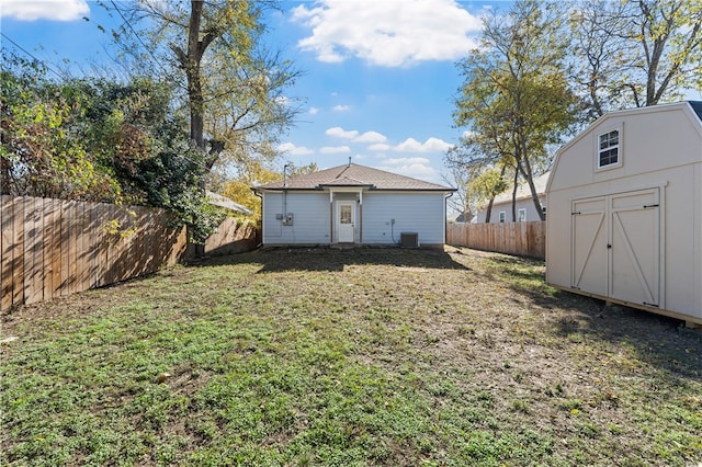 view of yard with a storage shed