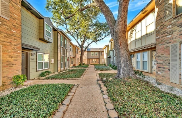 view of yard with a residential view