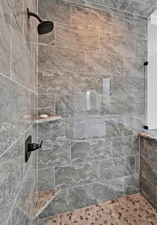 bathroom featuring a tile shower