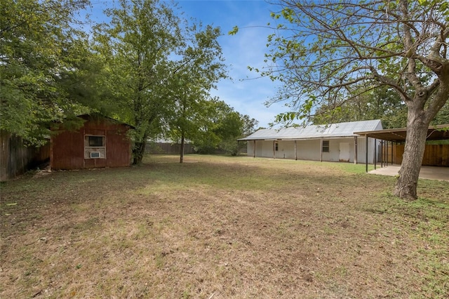 view of yard featuring an outdoor structure