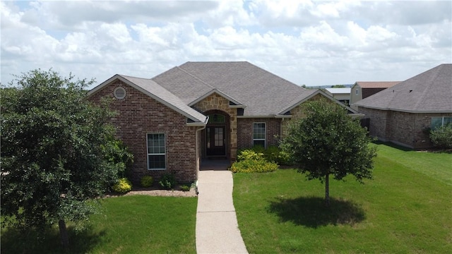 view of front facade featuring a front yard