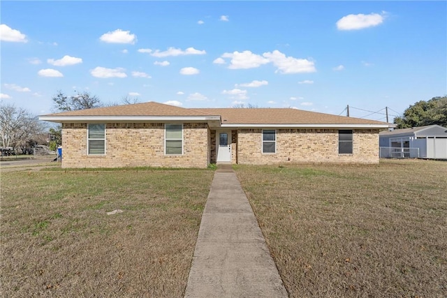 single story home with a front lawn