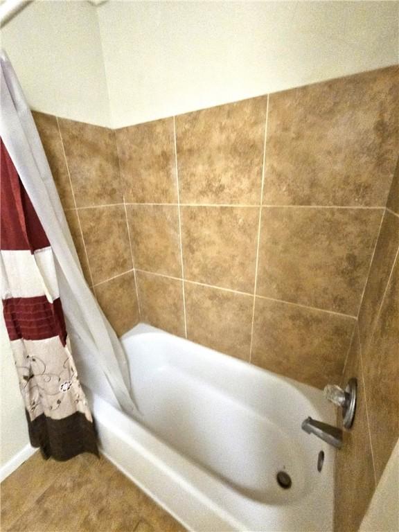 full bath with shower / bath combination with curtain