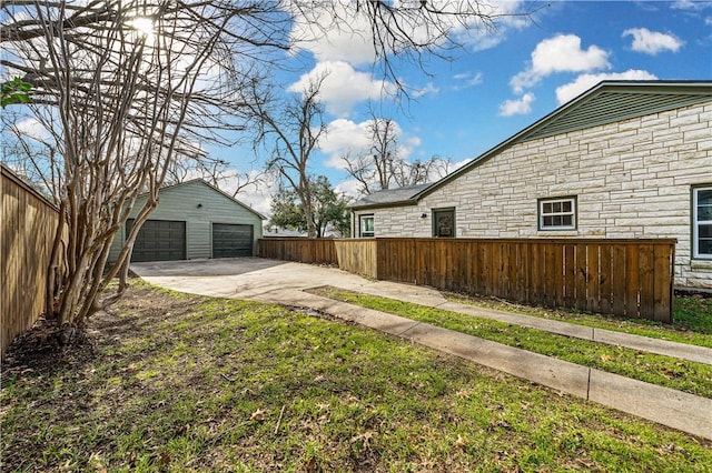 view of yard featuring an outbuilding and a garage