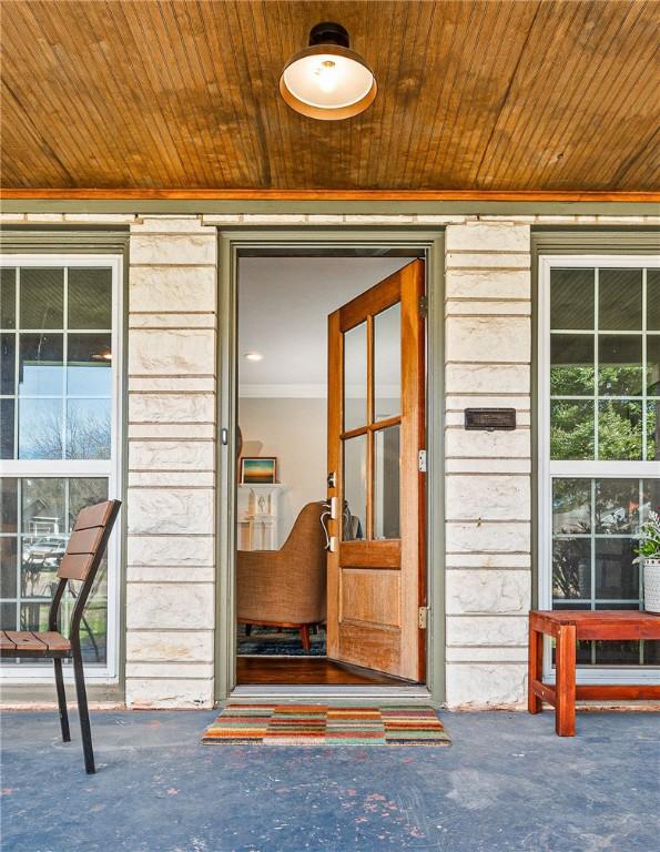 property entrance with covered porch