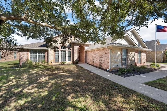 single story home with a front yard