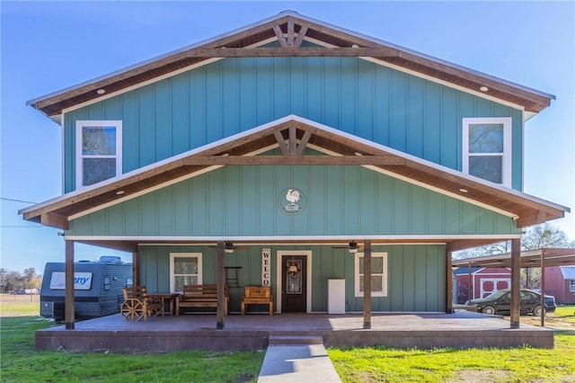 view of front of home with ceiling fan