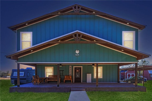 view of front of house featuring a front lawn and ceiling fan