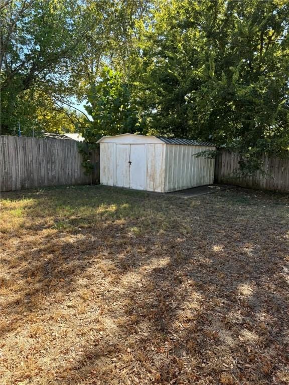 view of yard with a shed