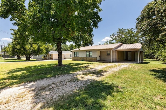 view of front of house featuring a carport and a front lawn