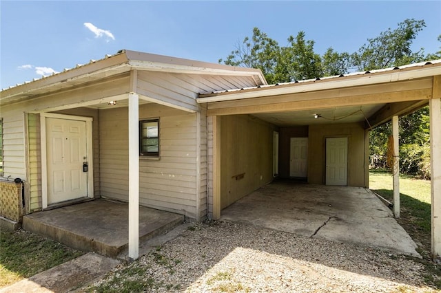 view of front facade featuring a carport