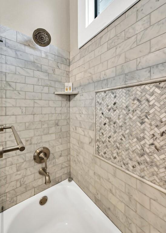 bathroom with tiled shower / bath combo