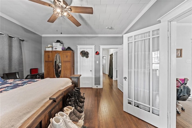 bedroom featuring a closet, dark hardwood / wood-style flooring, ceiling fan, and crown molding