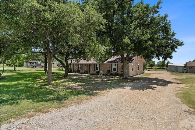 view of front facade featuring a front lawn