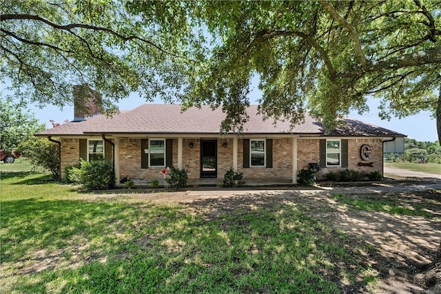 single story home with a front lawn