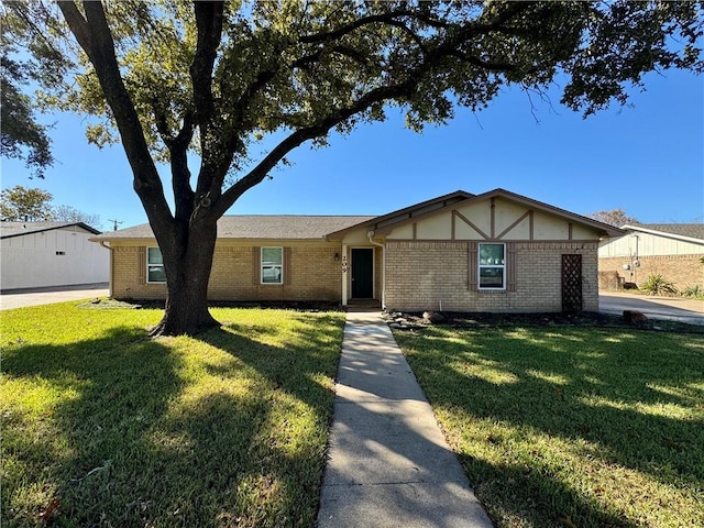 single story home featuring a front lawn