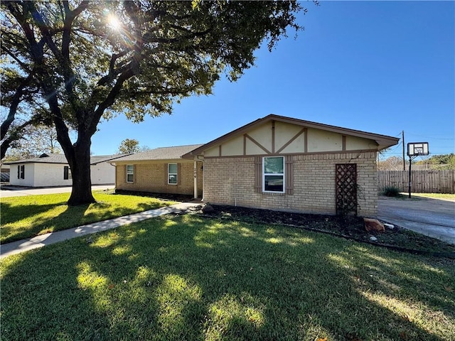 ranch-style house featuring a front lawn