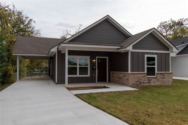 view of front of property featuring a carport, covered porch, and a front yard