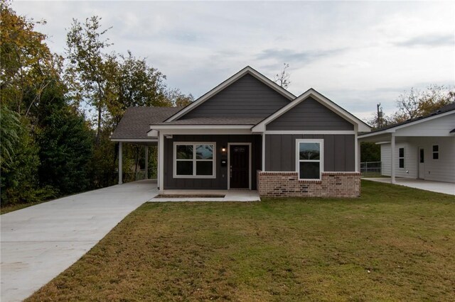 view of front of property featuring a carport and a front yard