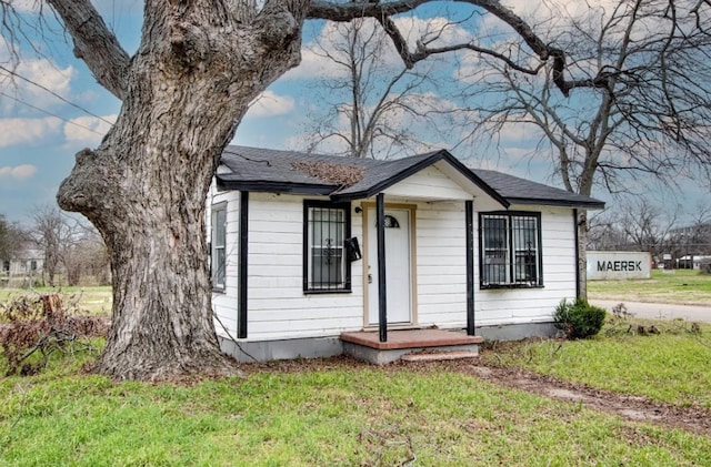 view of front of property with a front yard