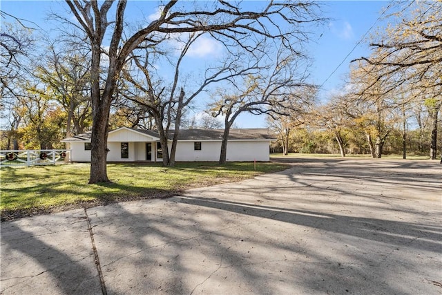 view of front of property with a front yard