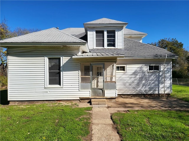 view of front of home featuring a front yard