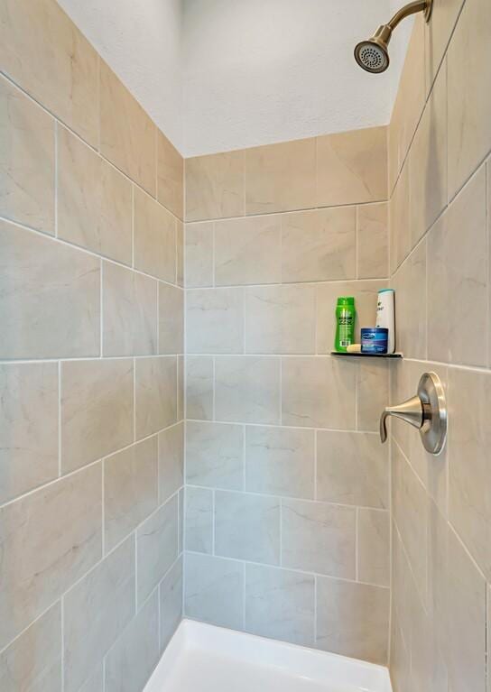 bathroom featuring a tile shower