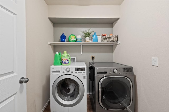 laundry room with laundry area and independent washer and dryer