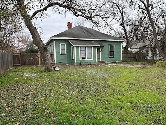 view of front of house featuring a front lawn