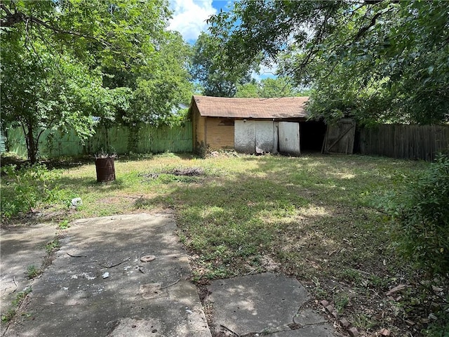 view of yard with an outbuilding