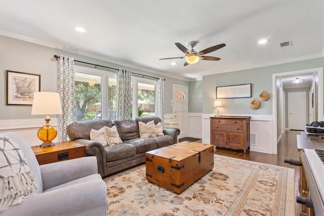 living room featuring light hardwood / wood-style floors, ceiling fan, and ornamental molding