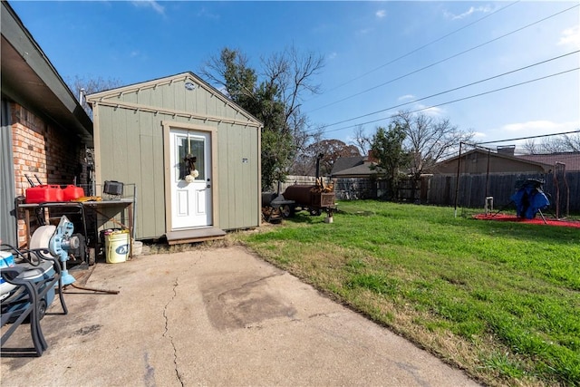 view of yard featuring a storage unit