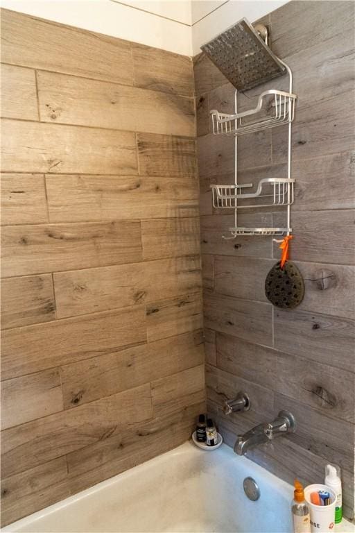 bathroom featuring tiled shower / bath