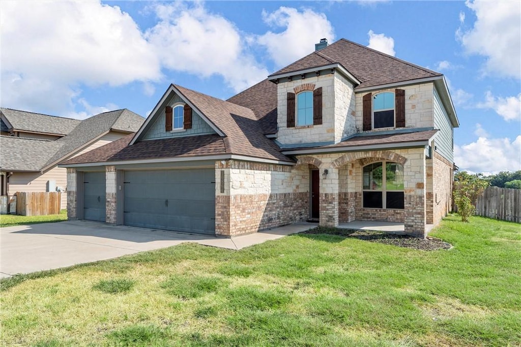 view of front of home featuring a front yard