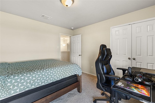 bedroom featuring carpet floors and a closet